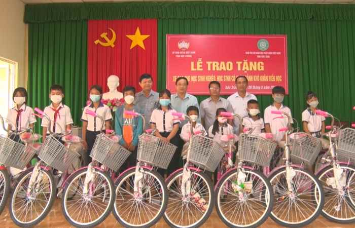 Ủy ban MTTQ Việt Nam tỉnh Sóc Trăng trao tặng xe đạp cho học sinh nghèo xã Viên An 