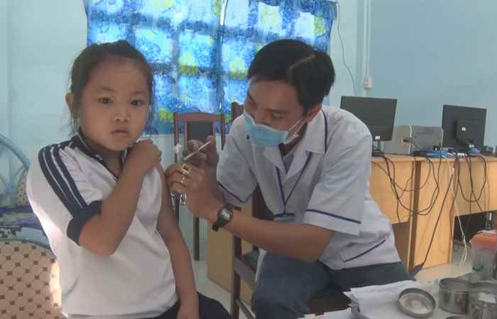 Cù Lao Dung kiểm tra công tác tiêm vaccine phòng uốn ván, bạch hầu  