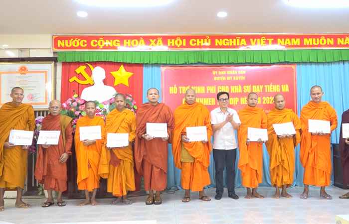 Huyện Mỹ Xuyên chi hỗ trợ kinh phí cho nhà sư dạy tiếng và chữ Khmer vào dịp hè năm 2023