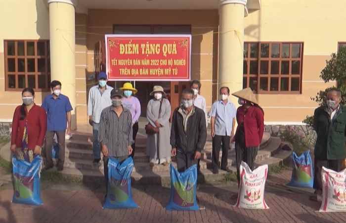 Ủy ban MTTQ Việt Nam huyện Mỹ Tú hỗ trợ 17,5 tấn gạo cho người dân