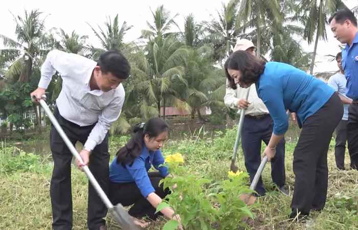 Huyện Trần Đề đẩy mạnh thực hiện phong trào thi đua “Đoàn kết sáng tạo, nâng cao năng suất, chất lượng, hiệu quả, hội nhập quốc tế” (20-9-2023)