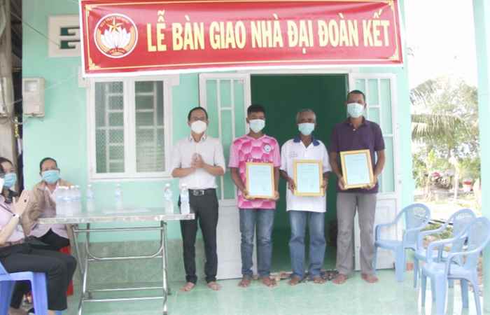 Ủy ban MTTQ Việt Nam TP. Sóc Trăng bàn giao nhà Đại đoàn kết
