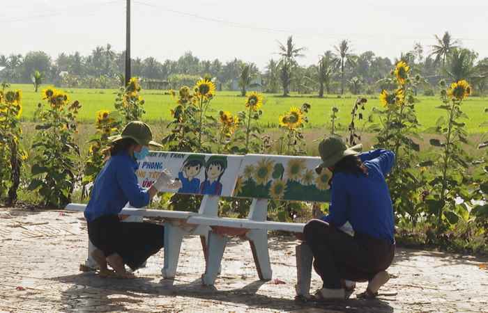 Công trình Ghế đá xanh trên tuyến đường hoa Kèn hồng thị trấn Châu Thành (07-03-2022)