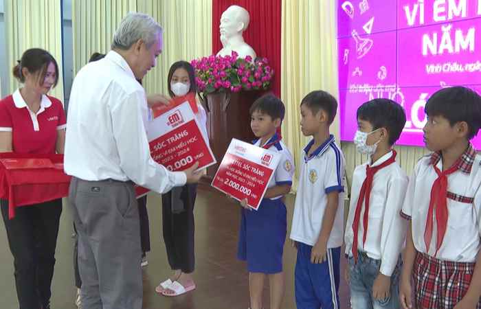  Đồng hành cùng học sinh nghèo hiếu học (11-10-2023)