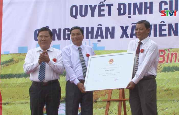 Viên Bình đón bằng công nhận xã đạt chuẩn nông thôn mới