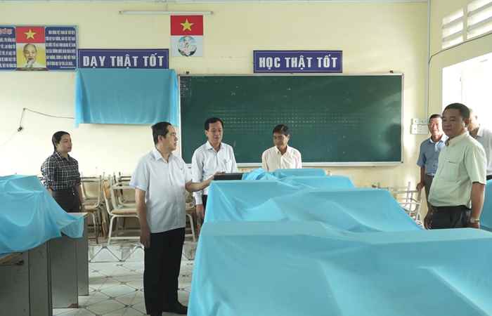 Vĩnh Châu: Bí thư Thị uỷ kiểm tra tình hình chuẩn bị năm học mới tại các điểm trường  