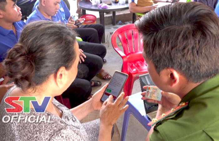  Vĩnh Châu: Công an phường 2 hướng dẫn người dân góp ý sửa đổi Hiến pháp qua ứng dụng VneID