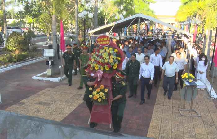 Vĩnh Châu dâng hương và viếng các anh hùng liệt sĩ tại nghĩa trang thị xã