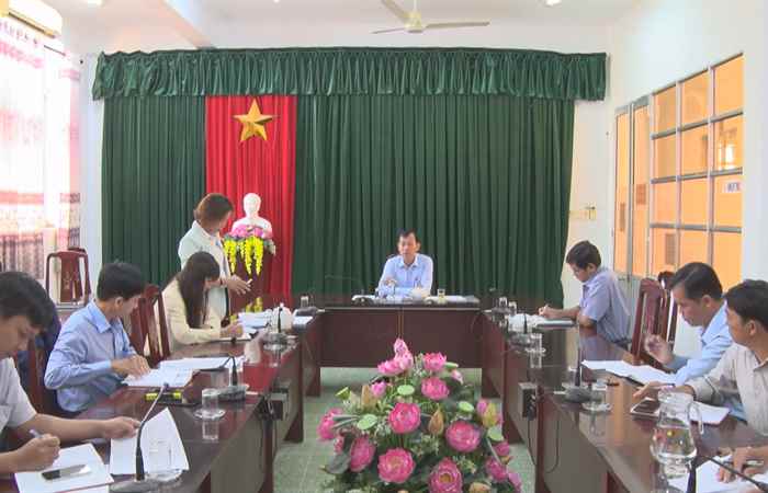Lãnh đạo UBND thị xã Vĩnh Châu nghe báo cáo về đối tượng thụ hưởng Chương trình mục tiêu Quốc gia 
