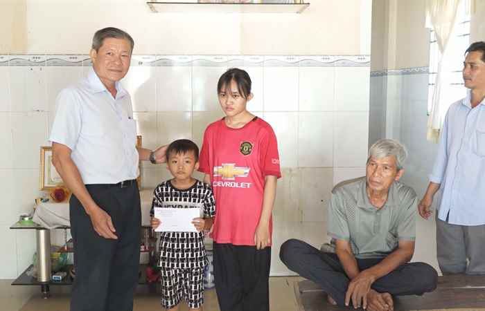 Vĩnh Châu: Liên đoàn Lao động thị xã trao tiền hỗ trợ cho trẻ mồ côi         