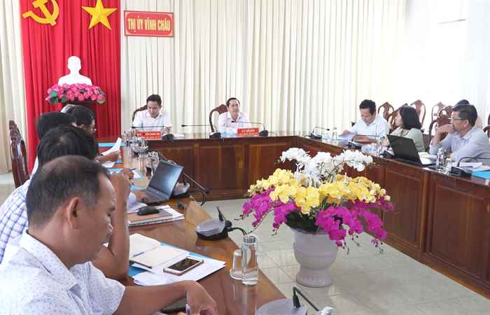 Bí thư Thij uyrVĩnh Châu nghe báo cáo công tác giải phóng mặt bằng Dự án tuyến đường phát triển kinh tế Đông Tây