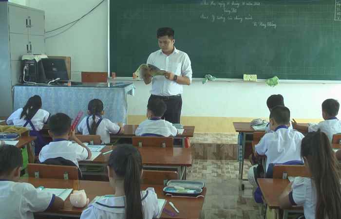Thầy giáo Dương Minh Khang hết lòng vì sự nghiệp trồng người