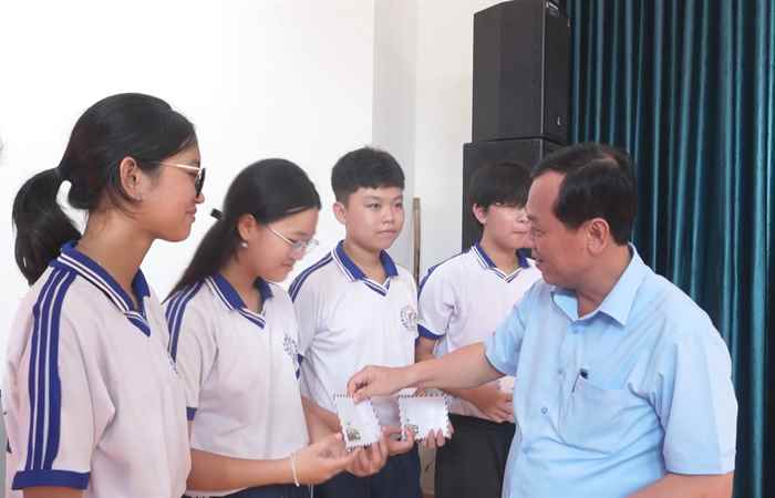 Vĩnh Châu: Lãnh đạo Thị xã gặp gỡ đối thoại với trẻ em   