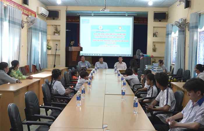 Vĩnh Châu: Trao học bổng cho học sinh nghèo hiếu học