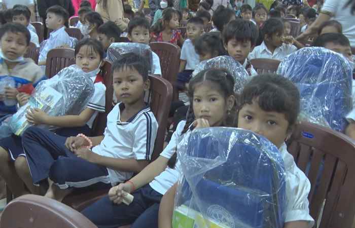 Vĩnh Châu trao tặng quà cho học sinh dân tộc Khmer