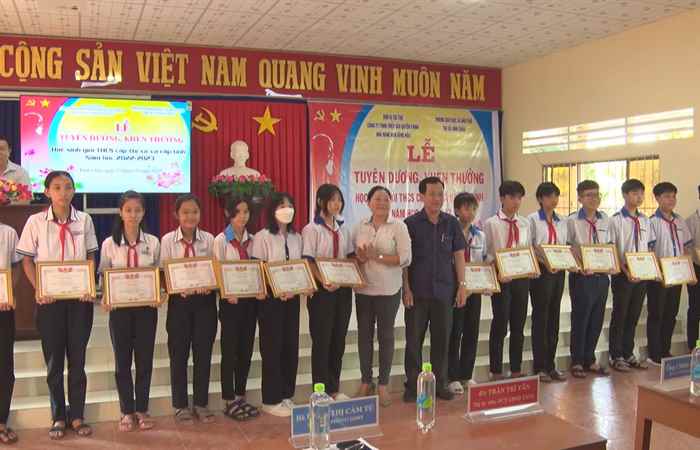 Vĩnh Châu tuyên dương học sinh giỏi cấp thị xã và cấp tỉnh