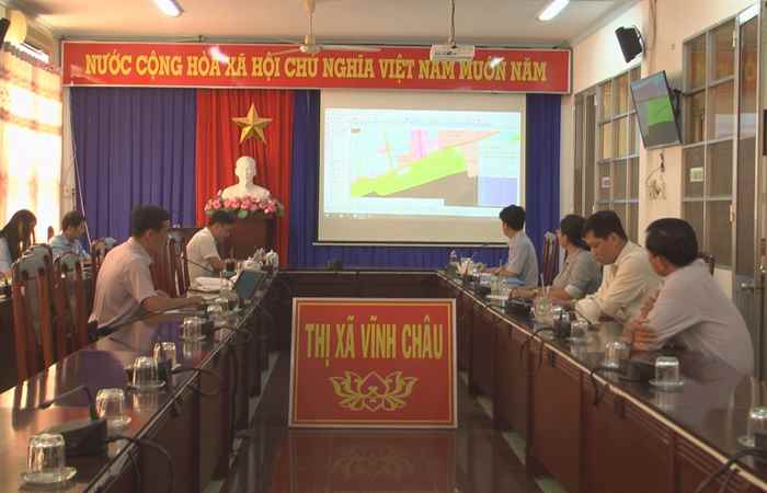 Lãnh đạo UBND thị xã Vĩnh Châu nghe báo cáo công trình, dự án bổ sung nhu cầu sử dụng đất