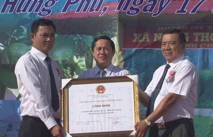 Xã Hưng Phú đón bằng công nhận đạt chuẩn nông thôn mới